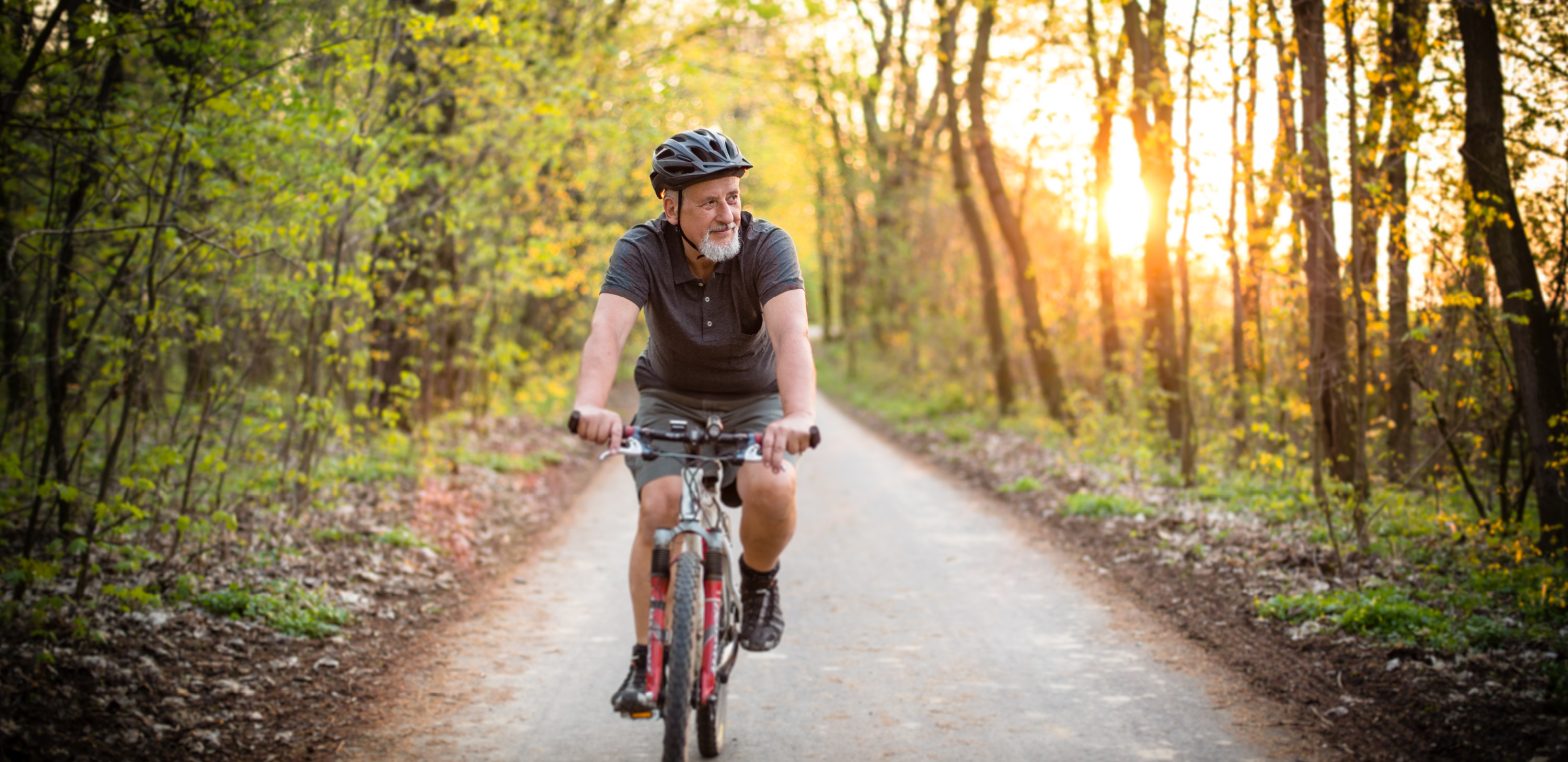 Homem pedalando sem dores nas articulações.