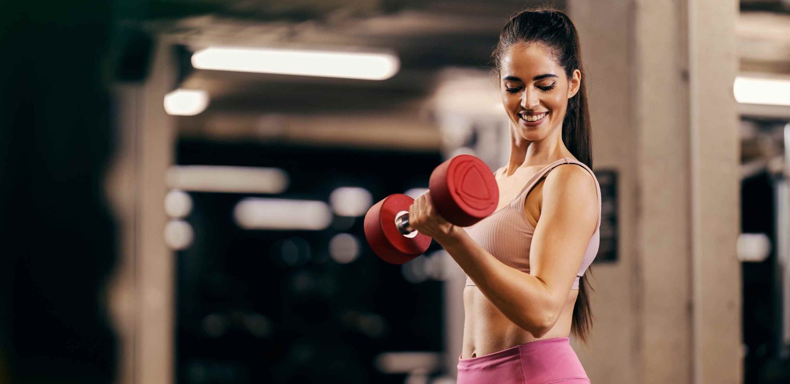 Mulher malhando após fazer o pré-treino.